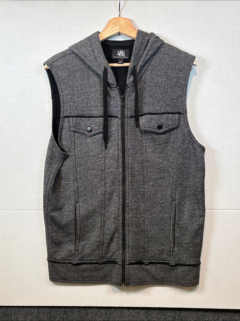 Women’s Rock & Republic Hooded Zip Vest in Charcoal Gray Size: Medium